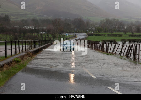 Thelkeld, Lake District, Cumbria UK.  Sonntag, 19. März 2017.  Großbritannien Wetter.  Starker Regen hat heute in Teilen der Grafschaft Cumbria Überschwemmungen verursacht.  Dies ist der B5322-Straße in der Nähe der Kreuzung mit der A66 nahe dem Dorf Threlkeld © David Forster/Alamy Live News Stockfoto