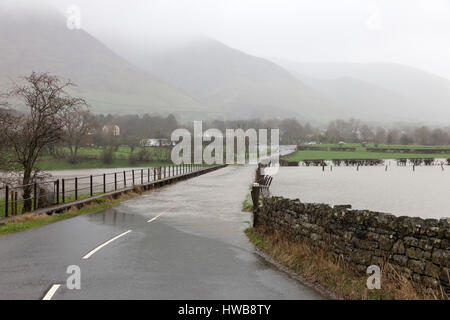 Thelkeld, Lake District, Cumbria UK.  Sonntag, 19. März 2017.  Großbritannien Wetter.  Starker Regen hat heute in Teilen der Grafschaft Cumbria Überschwemmungen verursacht.  Dies ist der B5322-Straße in der Nähe der Kreuzung mit der A66 nahe dem Dorf Threlkeld © David Forster/Alamy Live News Stockfoto