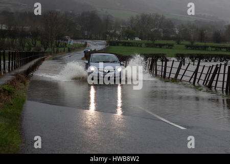 Thelkeld, Lake District, Cumbria UK.  Sonntag, 19. März 2017.  Großbritannien Wetter.  Starker Regen hat heute in Teilen der Grafschaft Cumbria Überschwemmungen verursacht.  Dies ist der B5322-Straße in der Nähe der Kreuzung mit der A66 nahe dem Dorf Threlkeld © David Forster/Alamy Live News Stockfoto