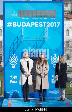 Budapest, Ungarn Olympiasieger Schwimmerin besucht die Countdown-Uhr Enthüllung für die 17. FINA Swimming World Championships in Budapest. 19. März 2017. Katinka Hosszu (C), Ungarns Olympiasieger Schwimmerin besucht die Countdown-Uhr Enthüllung für die 17. FINA Swimming World Championships in Budapest, Ungarn am 19. März 2017. Die 17. FINA Swimming World Championships wird in Budapest und Balatonfüred von 14-30 Juli 2017 stattfinden. Bildnachweis: Attila Volgyi/Xinhua/Alamy Live-Nachrichten Stockfoto