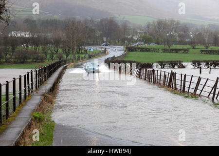 Thelkeld, Lake District, Cumbria UK.  Sonntag, 19. März 2017.  Großbritannien Wetter.  Starker Regen hat heute in Teilen der Grafschaft Cumbria Überschwemmungen verursacht.  Dies ist der B5322-Straße in der Nähe der Kreuzung mit der A66 nahe dem Dorf Threlkeld © David Forster/Alamy Live News Stockfoto