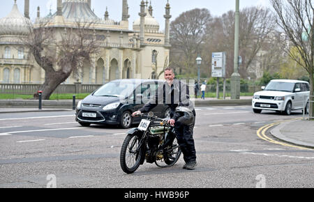 Brighton, Sussex UK 19. März 2017 - William Marshall bricht auf einem 1912 Zenith Gradua durch den Royal Pavilion as er nähert sich das Ziel des 78. Sunbeam Motor Cycle Club Pioneer Run von Epsom Downs nach Brighton heute Credit: Simon Dack/Alamy Live News Stockfoto