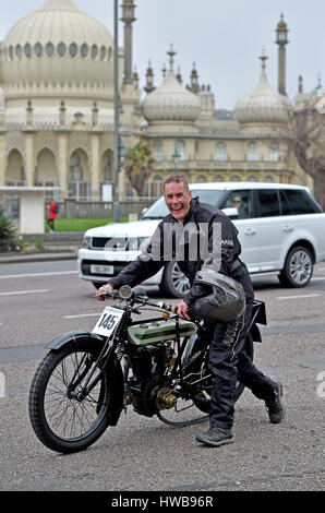 Brighton, Sussex UK 19. März 2017 - William Marshall bricht auf einem 1912 Zenith Gradua durch den Royal Pavilion as er nähert sich das Ziel des 78. Sunbeam Motor Cycle Club Pioneer Run von Epsom Downs nach Brighton heute Credit: Simon Dack/Alamy Live News Stockfoto