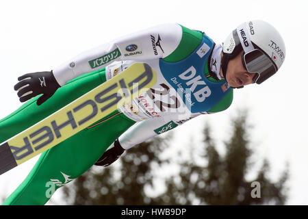 Taihei Kato aus Japan in Aktion während der Herren Finale 10km springen von der Großschanze beim Weltcup nordischen Kombination in Schonach Im Schwarzwald, Deutschland, 19. März 2017. Foto: Patrick Seeger/dpa Stockfoto