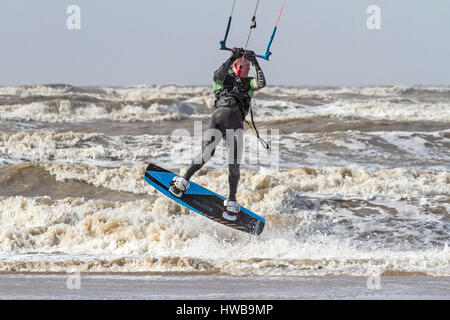 Kitesurfen, Ainsdale, Merseyside. 19. März 2017. Stark böigem Wind gemacht nur um perfekte Bedingungen, um das Surfen auf ainsdale Strand in Merseyside zu fahren. Mit blauer Himmel, Sonnenschein und eine geschlagene, Gezeiten, diesen Kite Boarder konnten nicht warten einige Locken auf der Flut zu rippen. Credit: cernan Elias/Alamy leben Nachrichten Stockfoto