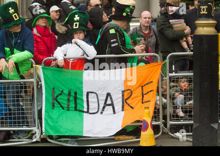 London UK. 19. März 2017. Nachtschwärmer bei der jährlichen St. Patricks Day parade in London Credit: Amer Ghazzal/Alamy Live-Nachrichten Stockfoto