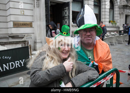 London, UK. 19. März 2017. St Patricks Festival parade Teilnehmer eine Kopula mit Hut auf Kredit: Brian Southam/Alamy Live News Stockfoto