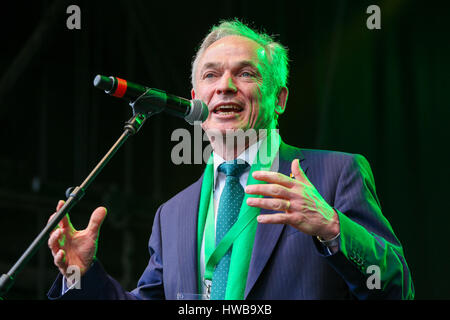 Trafalgar Square. London. UK 19. März 2017 - spricht Richard Bruton TD Minister für Bildung und Qualifizierung (irische Regierung) bei den St. Patricks Day Feierlichkeiten in Trafalgar Square. Bildnachweis: Dinendra Haria/Alamy Live-Nachrichten Stockfoto