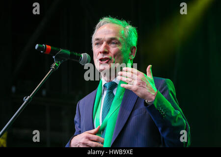 Trafalgar Square. London. UK 19. März 2017 - spricht Richard Bruton TD Minister für Bildung und Qualifizierung (irische Regierung) bei den St. Patricks Day Feierlichkeiten in Trafalgar Square. Bildnachweis: Dinendra Haria/Alamy Live-Nachrichten Stockfoto