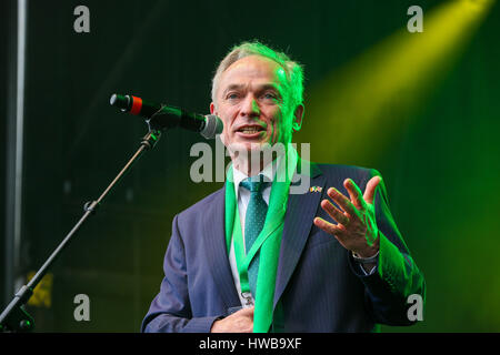 Trafalgar Square. London. UK 19. März 2017 - spricht Richard Bruton TD Minister für Bildung und Qualifizierung (irische Regierung) bei den St. Patricks Day Feierlichkeiten in Trafalgar Square. Bildnachweis: Dinendra Haria/Alamy Live-Nachrichten Stockfoto