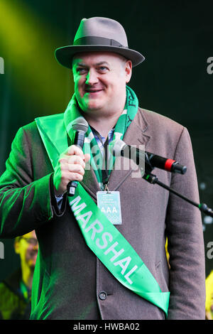 Trafalgar Square. London. UK spricht 19. März 2017 - Dara O'Briain, Comedian und TV-Moderatorin bei den St. Patricks Day Feierlichkeiten in Trafalgar Square. Bildnachweis: Dinendra Haria/Alamy Live-Nachrichten Stockfoto