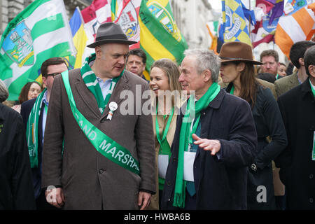 London, UK. 19. März 2017. Dara O'Briain und Richard Bruton TD, Minister für Bildung und Qualifikationen verbinden der Parade der Londoner St. Patricks in London am 19. März 2017. Bildnachweis: Siehe Li/Alamy Live News Stockfoto