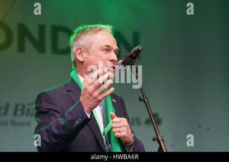 London, UK. 19. März 2017. Richard Bruton TD, Minister für Bildung und Qualifizierung, irische Regierung Adressen die Massen an der London und St. Patricks Parade auf der 19. März 2017. Bildnachweis: Siehe Li/Alamy Live News Stockfoto