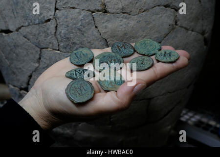 Bet Shemesh, Israel, 19. März: israelische Archäologe zeigt s Cache von neun Bronzemünzen von Ende der byzantinischen Periode (7. Jahrhundert CE) an den nationalen Schätze Lagern der Israel Antiquities Authority in der Nähe der Stadt Bet Shemesh am 19. März 2017. Bildnachweis: Eddie Gerald/Alamy Live-Nachrichten Stockfoto