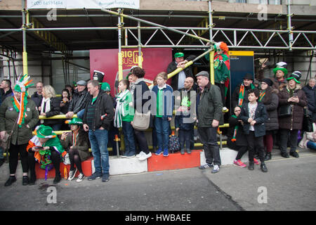 London UK. 19. März 2017. Nachtschwärmer drängen sich um Gerüste zu gewinnen eine eine gute Sicht auf den St. Patricks Day parade Credit: Amer Ghazzal/Alamy Live-Nachrichten Stockfoto