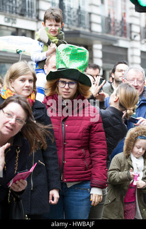 London, UK. 19. März 2017. Kundenansturm für Londons größte St. Patricks Day feiern mit einer großen Parade unter der Leitung von Moderator und ComedianDara Ó Briain und eine Bühne stattfand-show in Trafalgar Square zu vielen anderen Festlichkeiten rund um die Hauptstadt. © Keith Larby/Alamy Live-Nachrichten Stockfoto