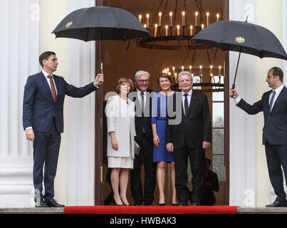 Berlin, Deutschland. 19. März 2017. Deutschlands neuer Präsident Frank-Walter Steinmeier (3. L) und seine Frau Elke Buedenbender (3. R) posieren für Fotos mit ausgehenden Bundespräsident Joachim Gauck (2. R) und seinem Lebenspartner Daniela Schadt (2 L) nach einer symbolischen Übergabe im Präsidentenpalast von Schloss Bellevue in Berlin, Hauptstadt Deutschlands, am 19. März 2017. Bildnachweis: Shan Yuqi/Xinhua/Alamy Live-Nachrichten Stockfoto