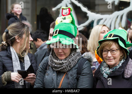 London, UK. 19. März 2017. Kundenansturm für Londons größte St. Patricks Day feiern mit einer großen Parade unter der Leitung von Moderator und ComedianDara Ó Briain und eine Bühne stattfand-show in Trafalgar Square zu vielen anderen Festlichkeiten rund um die Hauptstadt. © Keith Larby/Alamy Live-Nachrichten Stockfoto