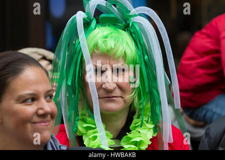 London, UK. 19. März 2017. Kundenansturm für Londons größte St. Patricks Day feiern mit einer großen Parade unter der Leitung von Moderator und ComedianDara Ó Briain und eine Bühne stattfand-show in Trafalgar Square zu vielen anderen Festlichkeiten rund um die Hauptstadt. © Keith Larby/Alamy Live-Nachrichten Stockfoto