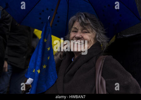 Berlin, Berlin, Deutschland. 19. März 2017. Rund 3000-4000 Pro-Europäer zu sammeln, trotz des strömenden Regens am Gendarmenmarkt zum fünften Mal. Die Veranstalter glauben an die grundlegende Idee der Europäischen Union und ihrer Reformfähigkeit und Entwicklung. Meeting erscheinen jeden Sonntag in mehreren europäischen Städten. Die meist bürgerlichen Demonstranten swish Europa kämpfen und singen die "Ode an die Freude" (Deutsch: "An Die Freude") dient als die Hymne von Europa durch den Europarat im Jahr 1972 und später der Europäischen Union. Bildnachweis: Jan Scheunert/ZUMA Draht/Alamy Live-Nachrichten Stockfoto