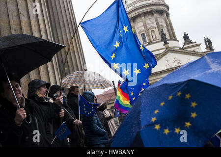 Berlin, Berlin, Deutschland. 19. März 2017. Rund 3000-4000 Pro-Europäer zu sammeln, trotz des strömenden Regens am Gendarmenmarkt zum fünften Mal. Die Veranstalter glauben an die grundlegende Idee der Europäischen Union und ihrer Reformfähigkeit und Entwicklung. Meeting erscheinen jeden Sonntag in mehreren europäischen Städten. Die meist bürgerlichen Demonstranten swish Europa kämpfen und singen die "Ode an die Freude" (Deutsch: "An Die Freude") dient als die Hymne von Europa durch den Europarat im Jahr 1972 und später der Europäischen Union. Bildnachweis: Jan Scheunert/ZUMA Draht/Alamy Live-Nachrichten Stockfoto