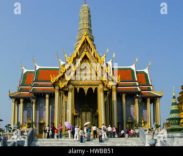 Bangkok, Thailand. 14. November 2006. Auf dem Gelände der Grand Palace in Bangkok Komplex ist der zentrale Kapelle (Ubosoth) der Tempel des Smaragd-Buddha (Wat Phra Kaew) mit der Statue des Smaragd-Buddha im Inneren untergebracht. Die heiligste Struktur im Königreich, es ist ein beliebtes Reiseziel für Touristen und thailändische Bürger gleichermaßen geworden. Bildnachweis: Arnold Drapkin/ZUMA Draht/Alamy Live-Nachrichten Stockfoto