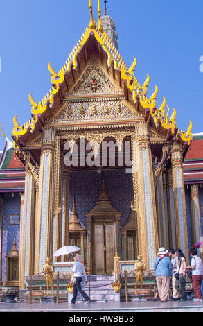 Bangkok, Thailand. 14. November 2006. Auf dem Gelände der Grand Palace in Bangkok Komplex ist der zentrale Kapelle (Ubosoth) der Tempel des Smaragd-Buddha (Wat Phra Kaew) mit der Statue des Smaragd-Buddha im Inneren untergebracht. Die heiligste Struktur im Königreich, es ist ein beliebtes Reiseziel für Touristen und thailändische Bürger gleichermaßen geworden. Bildnachweis: Arnold Drapkin/ZUMA Draht/Alamy Live-Nachrichten Stockfoto