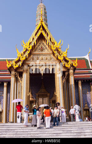 Bangkok, Thailand. 14. November 2006. Auf dem Gelände der Grand Palace in Bangkok Komplex ist der zentrale Kapelle (Ubosoth) der Tempel des Smaragd-Buddha (Wat Phra Kaew) mit der Statue des Smaragd-Buddha im Inneren untergebracht. Die heiligste Struktur im Königreich, es ist ein beliebtes Reiseziel für Touristen und thailändische Bürger gleichermaßen geworden. Bildnachweis: Arnold Drapkin/ZUMA Draht/Alamy Live-Nachrichten Stockfoto