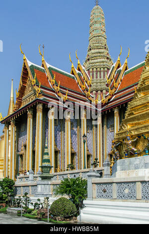 Bangkok, Thailand. 14. November 2006. Auf dem Gelände der Grand Palace in Bangkok Komplex ist der zentrale Kapelle (Ubosoth) der Tempel des Smaragd-Buddha (Wat Phra Kaew) mit der Statue des Smaragd-Buddha im Inneren untergebracht. Die heiligste Struktur im Königreich, es ist ein beliebtes Reiseziel für Touristen und thailändische Bürger gleichermaßen geworden. Bildnachweis: Arnold Drapkin/ZUMA Draht/Alamy Live-Nachrichten Stockfoto