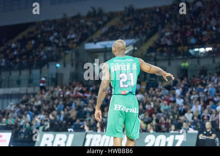 Glasgow, UK, 19. März 2017.  Die BBL Pokal Pokalfinale Leicester Riders Vs, die Plymouth Räuber in der Emirates-Arena, Plymouth Räuber John Barber Jr. (21) Regie seine Teamkollegen während statt, spielen. © Pmgimaging/Alamy Live-Nachrichten Stockfoto