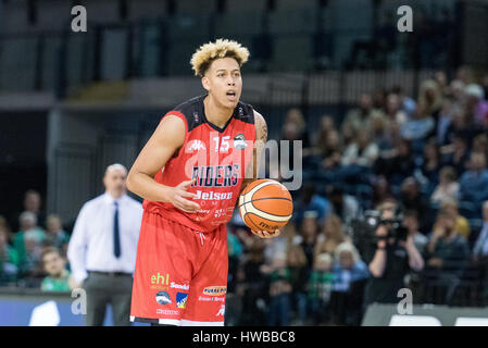 Glasgow, UK, 19. März 2017.  Die BBL Pokal Pokalfinale Leicester Riders Vs, denen Plymouth Räuber in der Emirates-Arena, Leicester Riders' Pierre Hampton (15) Anrufe an einem Teamkollegen während statt, spielen. © Pmgimaging/Alamy Live-Nachrichten Stockfoto