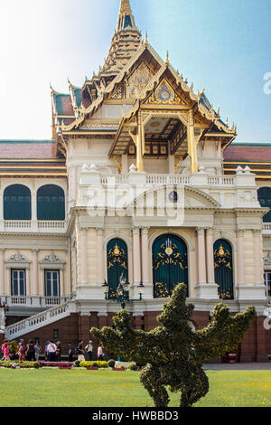 Bangkok, Thailand. 14. November 2006. Der Haupteingang zum Grand Palace Thronsaal (Chakri Maha Prasad) im Grand Palace in Bangkok Komplex. Thailand ist ein beliebtes Touristenziel geworden. Bildnachweis: Arnold Drapkin/ZUMA Draht/Alamy Live-Nachrichten Stockfoto