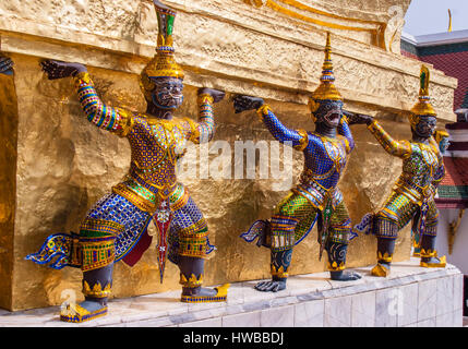 Bangkok, Thailand. 14. November 2006. Mehrfarbige Statuen der Affe Krieger, zusammengesetzte Zeichen aus der thailändischen Ramakien-Epos, um die Basis für eine der beiden goldenen Pagoden (Phra Chedis) im Tempel des Smaragd-Buddha (Wat Phra Kaew). Im Grand Palace in Bangkok, aus dem 18. Jahrhundert komplexe, werden sie mit Lack, mit Blattgold bedeckt gemalt. Thailand ist ein beliebtes Touristenziel geworden. Bildnachweis: Arnold Drapkin/ZUMA Draht/Alamy Live-Nachrichten Stockfoto