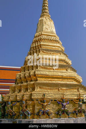 Bangkok, Thailand. 14. November 2006. Einer der beiden goldenen Pagoden (Phra Chedis) im Tempel des Smaragd-Buddha (Wat Phra Kaew) Verbindung. Im Grand Palace in Bangkok, bis ins 18. Jahrhundert Komplex sie sind mit Lack, bedeckt mit Blattgold, bemalt und bunte Statuen der Affe Krieger, Figuren aus der thailändischen Ramakien-Epos, um ihre Basis haben. Thailand ist ein beliebtes Touristenziel geworden. Bildnachweis: Arnold Drapkin/ZUMA Draht/Alamy Live-Nachrichten Stockfoto