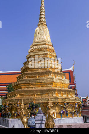 Bangkok, Thailand. 14. November 2006. Einer der beiden goldenen Pagoden (Phra Chedis) im Tempel des Smaragd-Buddha (Wat Phra Kaew) Verbindung. Im Grand Palace in Bangkok, bis ins 18. Jahrhundert Komplex sie sind mit Lack, bedeckt mit Blattgold, bemalt und bunte Statuen der Affe Krieger, Figuren aus der thailändischen Ramakien-Epos, um ihre Basis haben. Thailand ist ein beliebtes Touristenziel geworden. Bildnachweis: Arnold Drapkin/ZUMA Draht/Alamy Live-Nachrichten Stockfoto