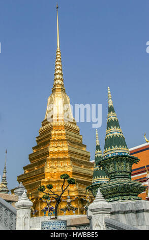 Bangkok, Thailand. 14. November 2006. Einer der beiden goldenen Pagoden (Phra Chedis) im Tempel des Smaragd-Buddha (Wat Phra Kaew) Verbindung. Im Grand Palace in Bangkok, bis ins 18. Jahrhundert Komplex sie sind mit Lack, bedeckt mit Blattgold, bemalt und bunte Statuen der Affe Krieger, Figuren aus der thailändischen Ramakien-Epos, um ihre Basis haben. Thailand ist ein beliebtes Touristenziel geworden. Bildnachweis: Arnold Drapkin/ZUMA Draht/Alamy Live-Nachrichten Stockfoto