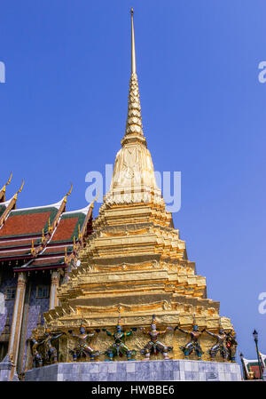 Bangkok, Thailand. 14. November 2006. Einer der beiden goldenen Pagoden (Phra Chedis) im Tempel des Smaragd-Buddha (Wat Phra Kaew) Verbindung. Im Grand Palace in Bangkok, bis ins 18. Jahrhundert Komplex sie sind mit Lack, bedeckt mit Blattgold, bemalt und bunte Statuen der Affe Krieger, Figuren aus der thailändischen Ramakien-Epos, um ihre Basis haben. Thailand ist ein beliebtes Touristenziel geworden. Bildnachweis: Arnold Drapkin/ZUMA Draht/Alamy Live-Nachrichten Stockfoto