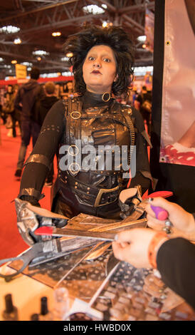 Film und Comic-Fans, gekleidet in den Kostümen ihrer Lieblings-Charaktere sammeln auf der Comic Con-Messe im NEC Birmingham, UK. Stockfoto