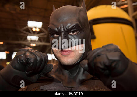 Film und Comic-Fans, gekleidet in den Kostümen ihrer Lieblings-Charaktere sammeln auf der Comic Con-Messe im NEC Birmingham, UK. Stockfoto