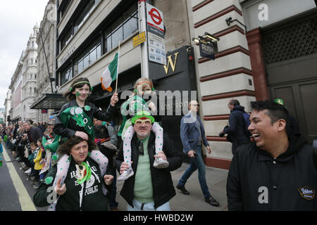 London, UK. 19. März 2017. Die Menschen sehen in der Menge während der St. Patricks Day Parade in London, England am 19. März 2017. Bildnachweis: Tim Irland/Xinhua/Alamy Live-Nachrichten Stockfoto