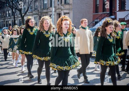 New York, USA. 19. März 2017. Jugendliche aus einer lokalen irischen Tanz-Schule feiern St. Patricks Day bei der 42. jährlichen Irish-American-Parade im Stadtteil Park Slope in Brooklyn in New York auf Sonntag, 19. März 2017. Familie freundliche-Event in der Familie freundliche Park Slope Nachbarschaft zieht Hunderte von Schaulustigen und Demonstranten als es durch die Brooklyn Nachbarschaft schlängelte. New York hat mehrere St. Patricks Day Paraden, mindestens in jedem der fünf Boroughs. Bildnachweis: Richard Levine/Alamy Live-Nachrichten Stockfoto