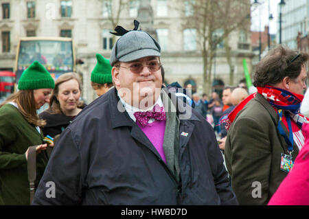 London, UK. 19. März 2017. Zuschauer besuchen die jährlichen St. Patricks Day Parade. Bildnachweis: JOHNNY ARMSTEAD/Alamy Live-Nachrichten Stockfoto