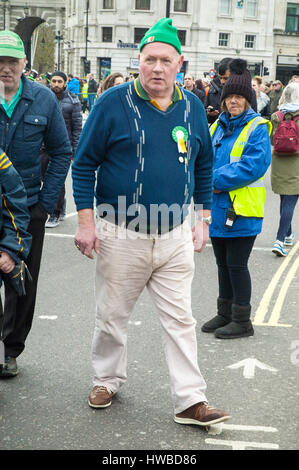 London, UK. 19. März 2017. Zuschauer besuchen die jährlichen St. Patricks Day Parade. Bildnachweis: JOHNNY ARMSTEAD/Alamy Live-Nachrichten Stockfoto