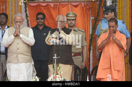 (170319)--LUCKNOW (Indien), 19. März 2017 (Xinhua)--der indische Premierminister Narendra Modi (L vorne), Gouverneur von Uttar Pradesh Ram Naik (C vorne) und neu ernannte Chief Minister von Uttar Pradesh Yogi Adityanath (R vorne) begrüßen das Publikum während Yogi Adityanath Vereidigung in Lucknow, der Hauptstadt des nördlichen indischen Bundesstaat Uttar Pradesh am 19. März 2017.? Yogi Adityanath, einem umstrittenen Hindu Heiligen und fünf Mal Parlamentarier des Landes Urteil Bharatiya Janata Party (BJP), wurde am Sonntag als Hauptminister von Indiens bevölkerungsreichste und politisch wichtigen Stat vereidigt Stockfoto