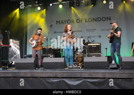 London, UK. 19. März 2017. Londons größte St Patricks Day Feierlichkeiten stattfinden mit Unterhaltung ganzen Nachmittag auf der Bühne in Trafalgar Square Credit: Keith Larby/Alamy Live News Stockfoto