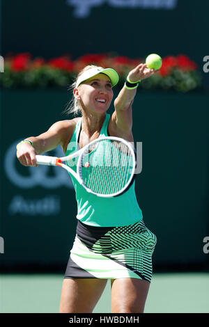 Indian Wells, Vereinigte Staaten. 19. März 2017. Elena Vesnina Russlands dient gegen Svetlana Kuznetsova von Russland im Finale Spiel während der 2017 BNP Paribas Open in Indian Wells Tennis Garden in Indian Wells, Kalifornien. Bildnachweis: Cal Sport Media/Alamy Live-Nachrichten Stockfoto