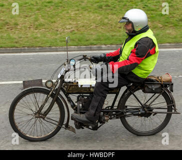 Brighton, East Sussex, UK. 19. März 2017. Fahrer aus der ganzen Welt gesammelt haben, um an 78. Sunbeam Motor Cycle Club, Epsom, Brighton Pionier Veteranen Motorrad laufen teilzunehmen. Alle Maschinen in dieser jährlichen Veranstaltung sind über 100 Jahre alt. Dieses gesponsert treffen endet am Brighton Meer mit Präsentationen durch den Bürgermeister der Stadt von Brighton & Hove und Bürgermeister von Epsom & Ewell. Bildnachweis: Alan Fraser/Alamy Stockfoto