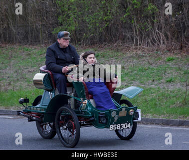 Brighton, East Sussex, UK. 19. März 2017. Fahrer aus der ganzen Welt gesammelt haben, um an 78. Sunbeam Motor Cycle Club, Epsom, Brighton Pionier Veteranen Motorrad laufen teilzunehmen. Alle Maschinen in dieser jährlichen Veranstaltung sind über 100 Jahre alt. Dieses gesponsert treffen endet am Brighton Meer mit Präsentationen durch den Bürgermeister der Stadt von Brighton & Hove und Bürgermeister von Epsom & Ewell. Bildnachweis: Alan Fraser/Alamy Stockfoto