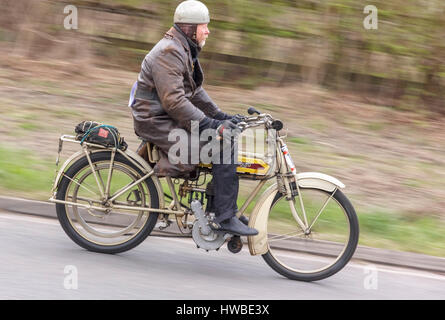 Brighton, East Sussex, UK. 19. März 2017. Fahrer aus der ganzen Welt gesammelt haben, um an 78. Sunbeam Motor Cycle Club, Epsom, Brighton Pionier Veteranen Motorrad laufen teilzunehmen. Alle Maschinen in dieser jährlichen Veranstaltung sind über 100 Jahre alt. Dieses gesponsert treffen endet am Brighton Meer mit Präsentationen durch den Bürgermeister der Stadt von Brighton & Hove und Bürgermeister von Epsom & Ewell. Bildnachweis: Alan Fraser/Alamy Stockfoto