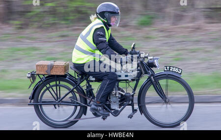 Brighton, East Sussex, UK. 19. März 2017. Fahrer aus der ganzen Welt gesammelt haben, um an 78. Sunbeam Motor Cycle Club, Epsom, Brighton Pionier Veteranen Motorrad laufen teilzunehmen. Alle Maschinen in dieser jährlichen Veranstaltung sind über 100 Jahre alt. Dieses gesponsert treffen endet am Brighton Meer mit Präsentationen durch den Bürgermeister der Stadt von Brighton & Hove und Bürgermeister von Epsom & Ewell. Bildnachweis: Alan Fraser/Alamy Stockfoto